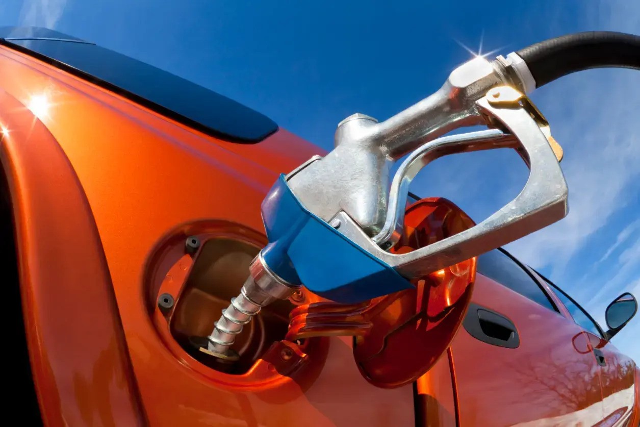 قیمت بنزین آزاد، شنبه ۵۰۰۰ تومان می‌شود