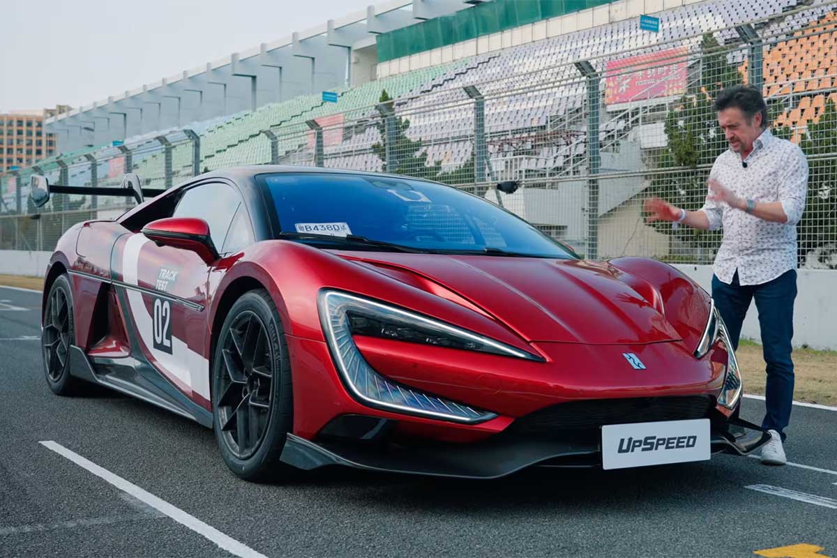 رانندگی ریچارد هموند با ابرخودروی ۳ هزار اسب بخار بی‌وای‌دی